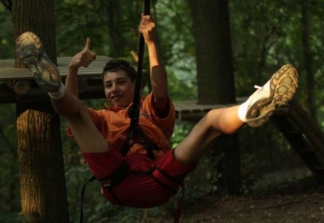 Sur la tyrolienne de Lys Aventure